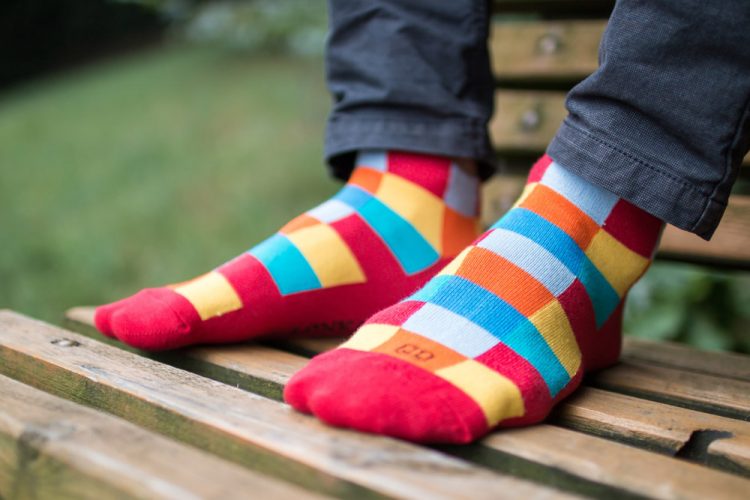 Bunte Socken für Sommer und junge Leute