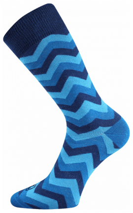 Bunte würfelige Socken in der Stadt