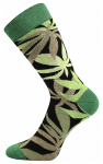 Bunte Socken mit Cannabis in der Stadt