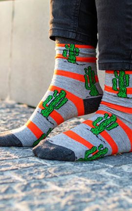 Bunte Socken mit Kaktus
