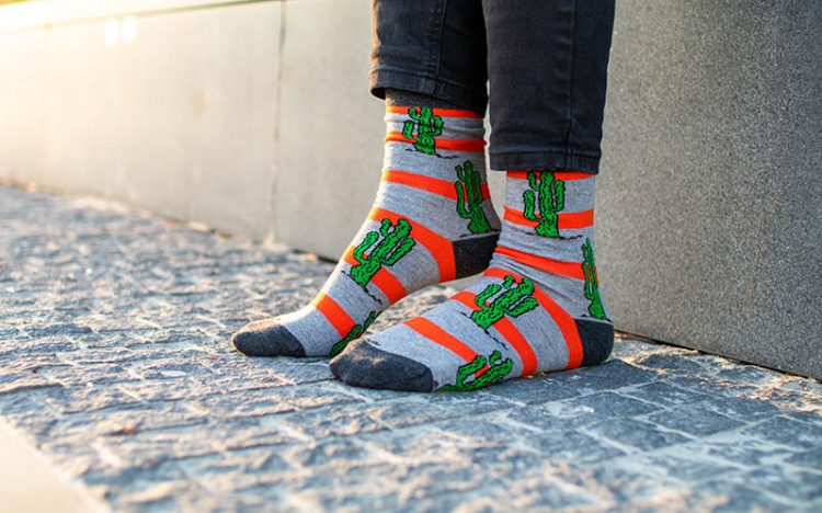 Bunte Socken mit Kaktus
