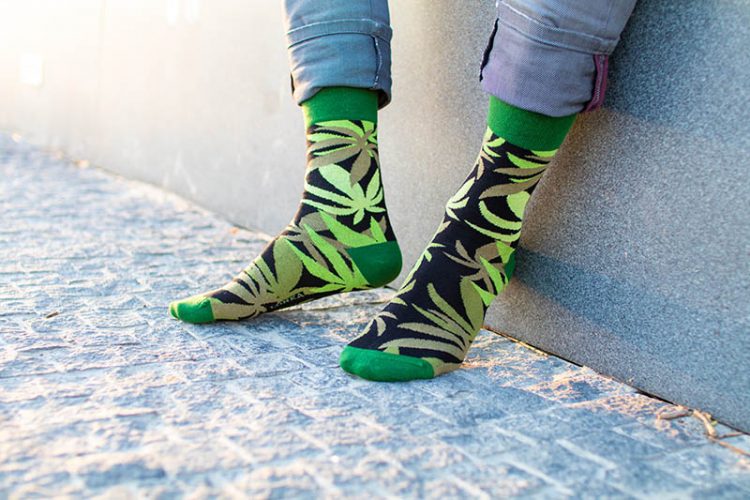 Bunte Socken mit Marihuana