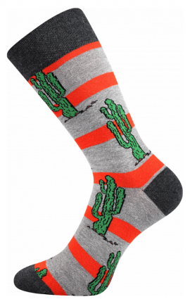 bunte Socken mit Kaktus in der Wüste