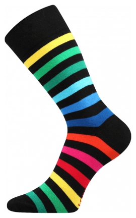 Bunte Socken mit Streifen in die Stadt